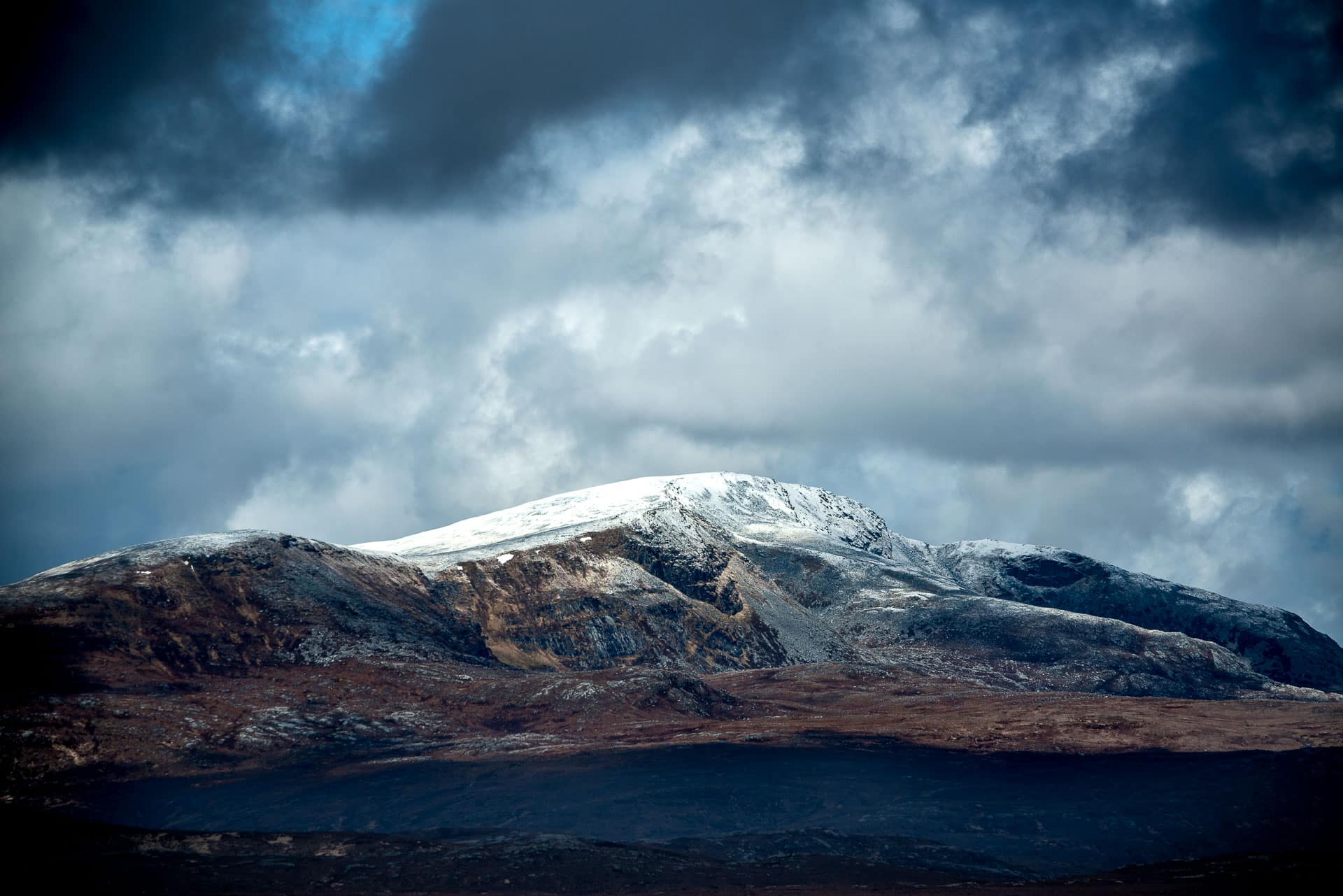 Montagnes enneigées quelque part au nord du Sutherland sur la A836, Ecosse